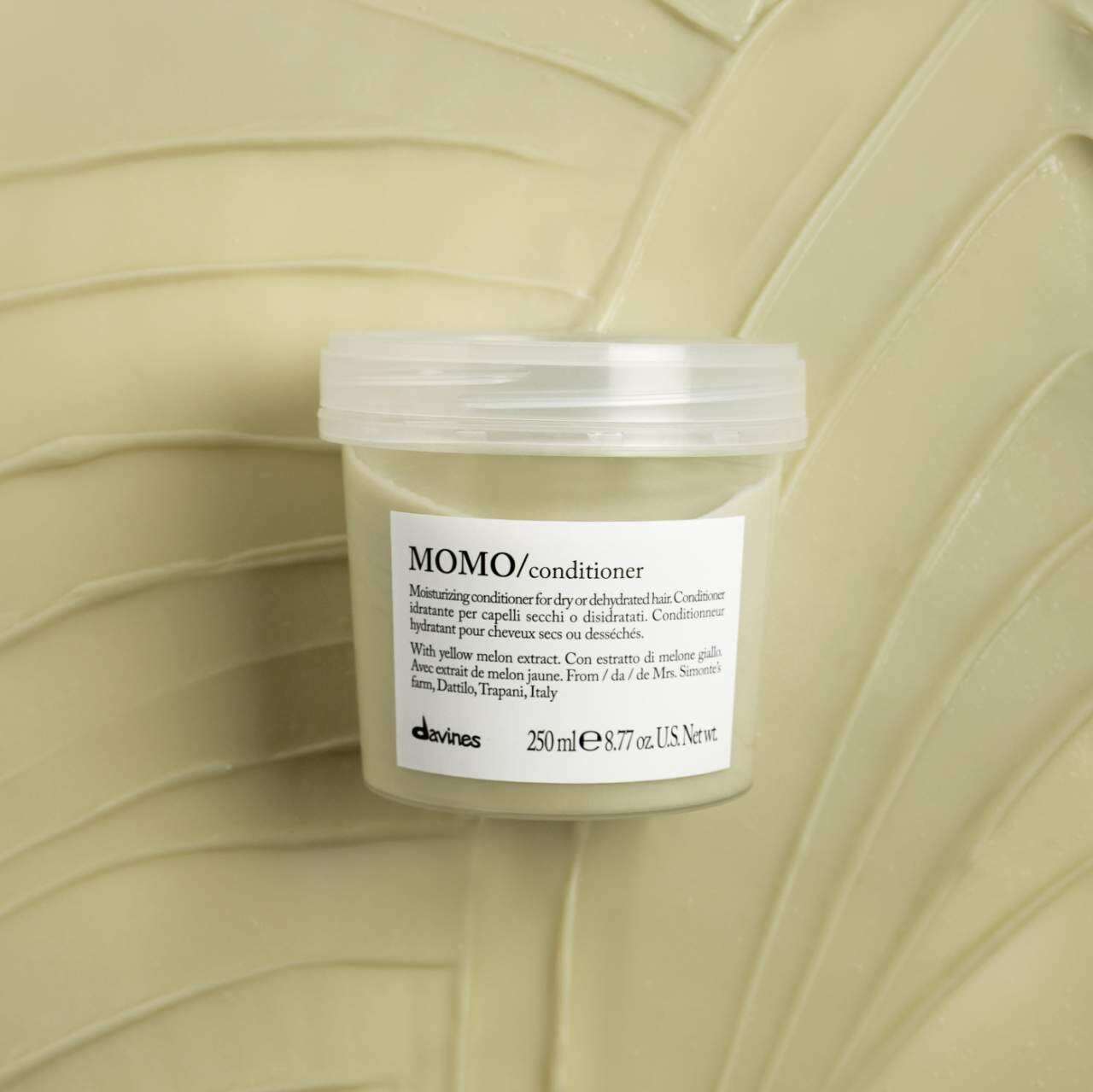 Jar of Momo conditioner on a textured beige background